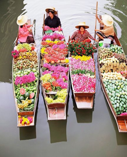 11327660 Women In Boats Laden With Fruit And Flowers Damnoen Saduak Floating Market Bangkok Thailand South East Asia