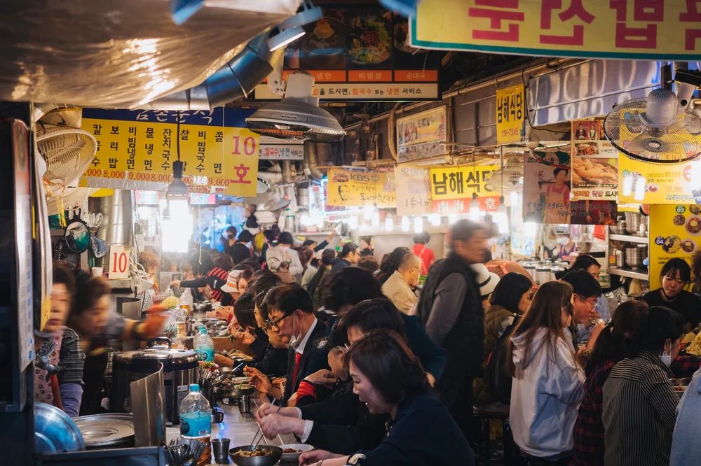 Namdaemun_Market_Local_Street_food_Kalguksu_Alley_with_Crowd_people_Seoul_Travel