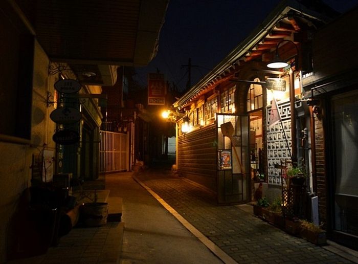 Sunset In Bukchon Hanok Village 18