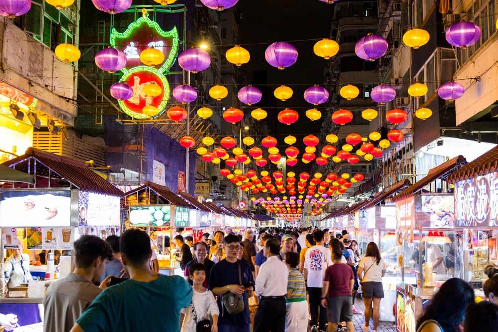 Temple_street_market_at_night
