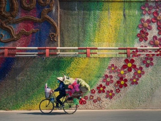 La increíble diversidad cultural en un viaje a Asia, mostrando festivales tradicionales, vestimentas típicas y arquitectura sagrada.