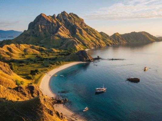 Vista panorámica de Labuan Bajo en Indonesia, la puerta de entrada al Parque Nacional de Komodo, ideal para un viaje a Asia lleno de aventuras.