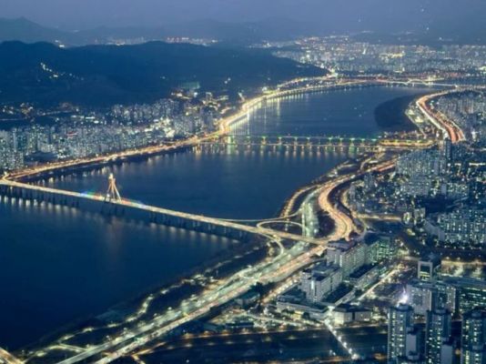 Vista nocturna de los rascacielos y luces de neón en el centro de Seúl, Corea del Sur.