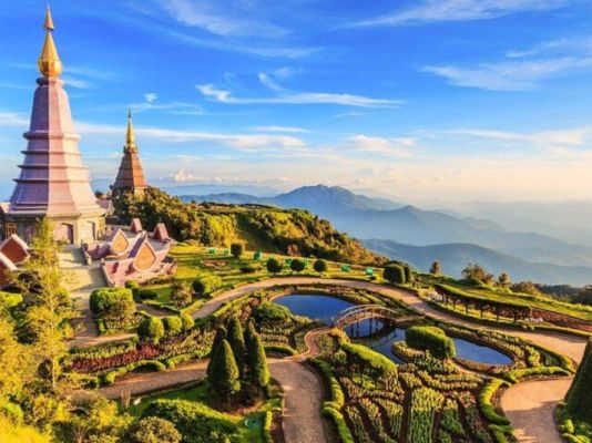 Una escena pacífica de templos antiguos rodeados de exuberante vegetación en Chiang Mai, Tailandia.